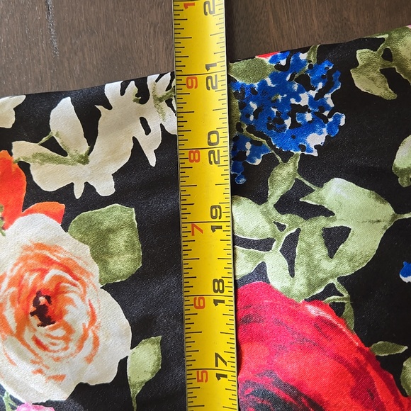 Oscar de la Renta Pink Label Floral Robe Size Medium. - Picture 8 of 10